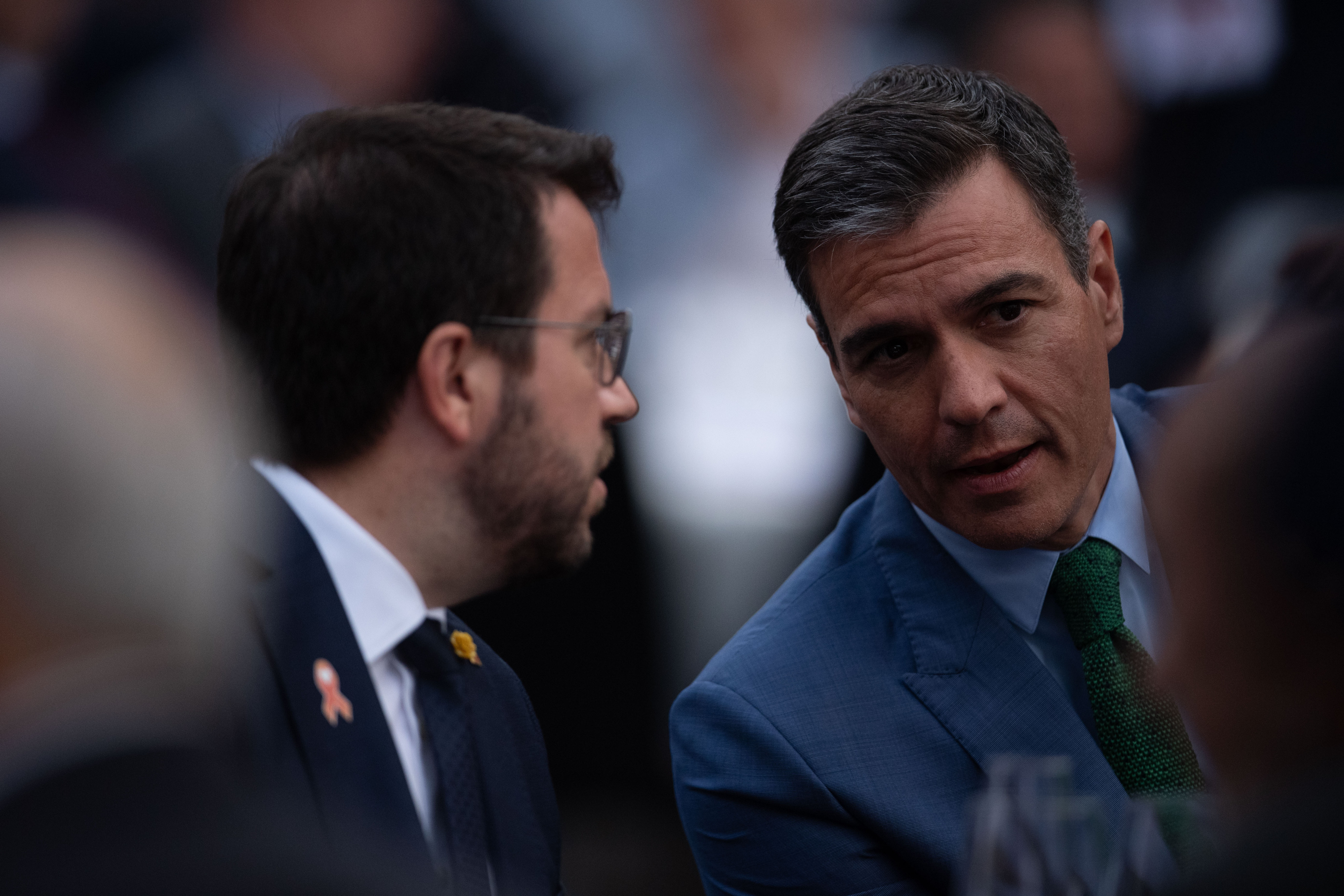 El presidente de la Generalitat, Pere Aragonès, y el presidente del Gobierno, Pedro Sánchez, dialogan en los Premios Pymes 2022, un acto en territorio catalán / CEDIDA