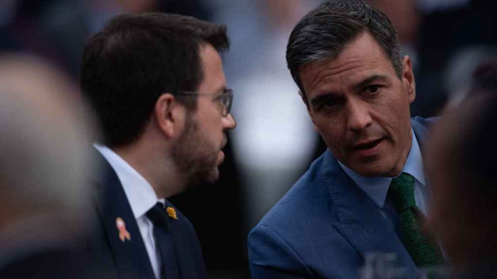 El presidente de la Generalitat, Pere Aragonès, y el presidente del Gobierno, Pedro Sánchez, dialogan en los Premios Pymes 2022, un acto en territorio catalán / CEDIDA