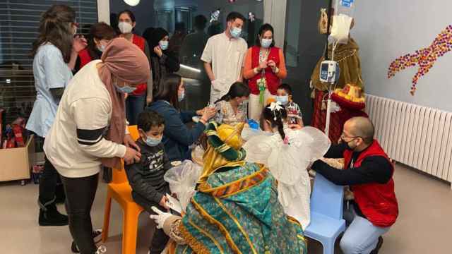 El hospital infantil Sant Joan de Déu recibe la visita de los Reyes Magos / HOSPITAL SANT JOAN DE DEU