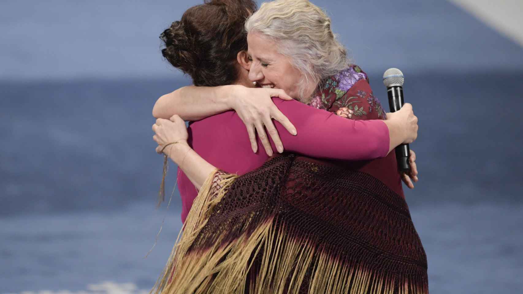 La cantaora Carmen Linares (i) y a la coreógrafa María Pagés (d), tras recibir el premio Princesa de Asturias de las Artes en el Teatro Campoamor de Oviedo / EFE - Eloy Alonso