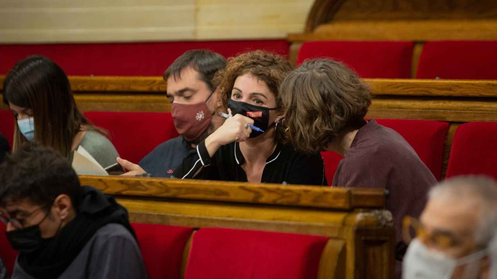 La diputada de la CUP Montserrat Vinyets , y la diputada y portavoz de la CUP Eulàlia Reguant / EP