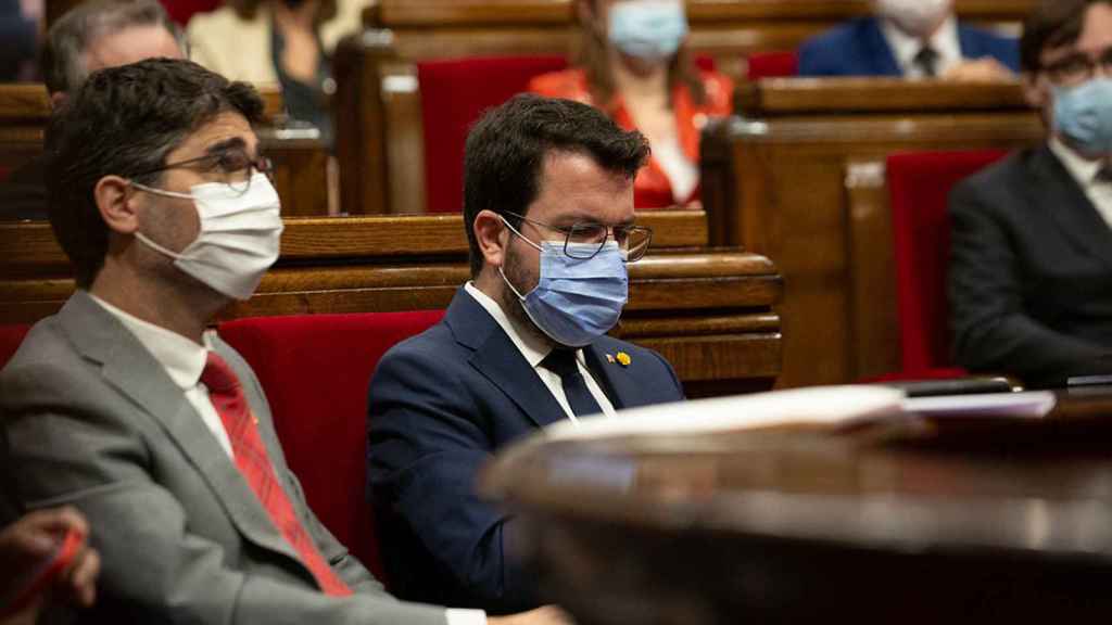 El presidente de la Generalitat de Cataluña, Pere Aragonès (d), y el vicepresidente, Jordi Puigneró (i) / EP