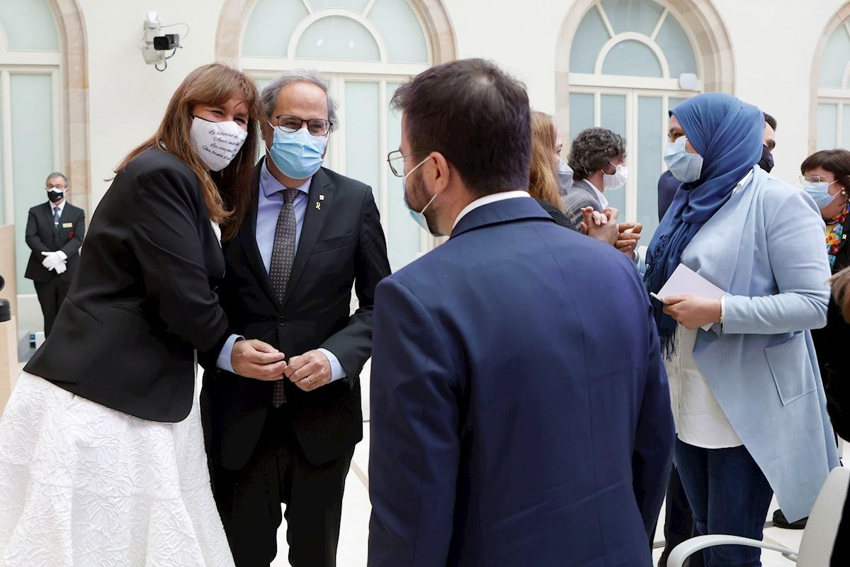 Laura Borràs (JxCat), abrazando al expresidente de la Generalitat, Quim Torra, ante la mirada del candidato de ERC a la presidencia de la Generalitat, Pere Aragonès, tras ser elegida presidenta del Parlament / EFE