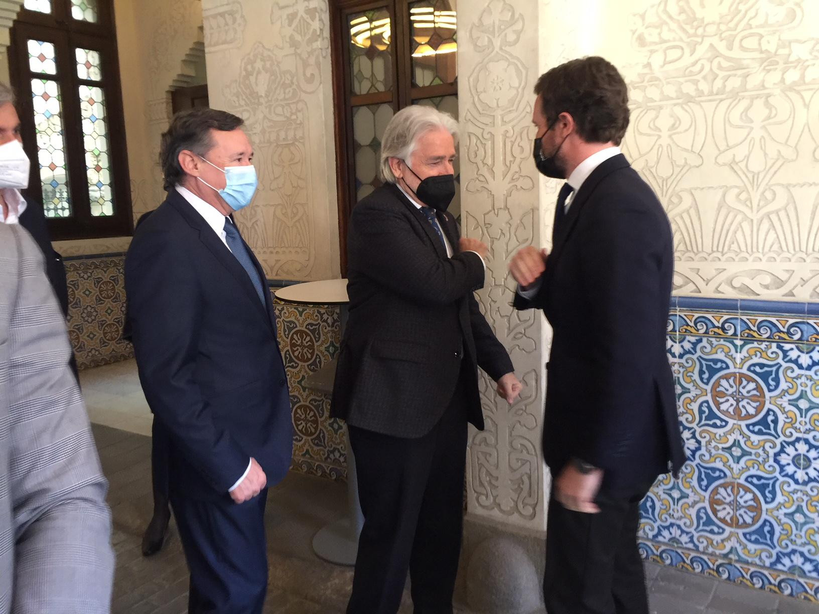 Ángel Simón, Josep Sánchez Llibre y Pablo Casado, en el Palau Macaya, en Barcelona / CG