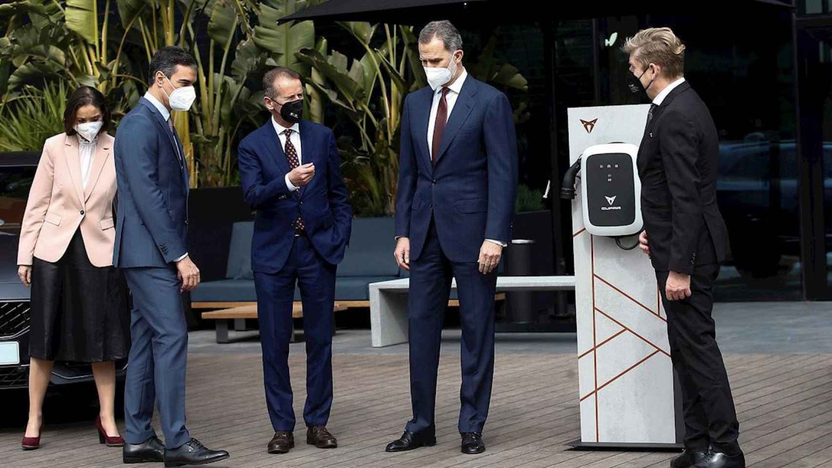 El rey Felipe VI junto al presidente del Gobierno, Pedro Sánchez (2i), el presidente del Grupo Volkswagen, Herbert Diess (c); el presidente de SEAT y CUPRA, Wayne Griffiths (d), y la ministra de Industria, Reyes Maroto (i), durante la visita a la fábrica