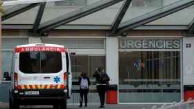 Entrada de un hospital de Cataluña, azotado por el Covid-19 / EFE