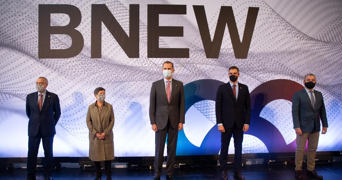 Felipe VI y Pedro Sánchez participan en la entrega de premios de la Bnew / EP