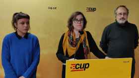 Eulàlia Reguant (c) y Antonio Baños (d) en la sede de la CUP / EUROPA PRESS