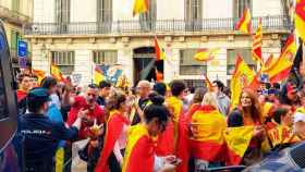 Imagen de las colas para dar la mano a los agentes de la Policía Nacional en Barcelona / CG