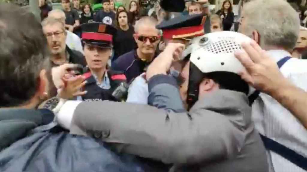 Tensión entre un motorista y manifestantes 'indepes' en Barcelona / TWITTER