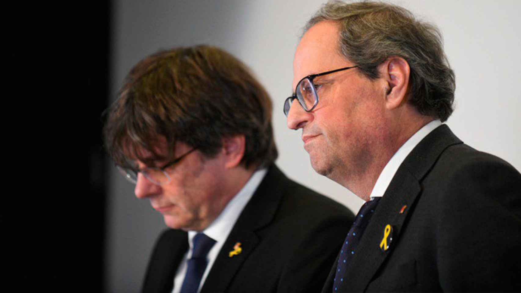 El presidente catalán, Quim Torra (d), y su antecesor huido, Carles Puigdemont / EFE