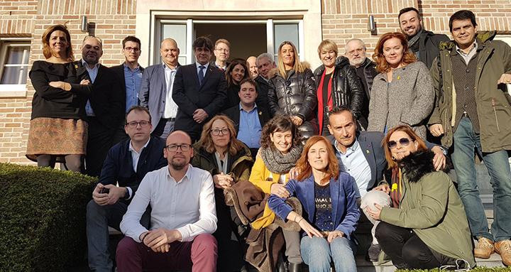 Carles Puigdemont posa con los miembros de la ejecutiva de PDeCAT reunidos en Waterloo / JUNTS PER CATALUNYA