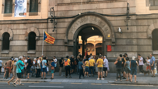 Decenas de personas frente a la antigua cárcel Modelo de Barcelona, donde los CDR han pasado la noche / TWITTER
