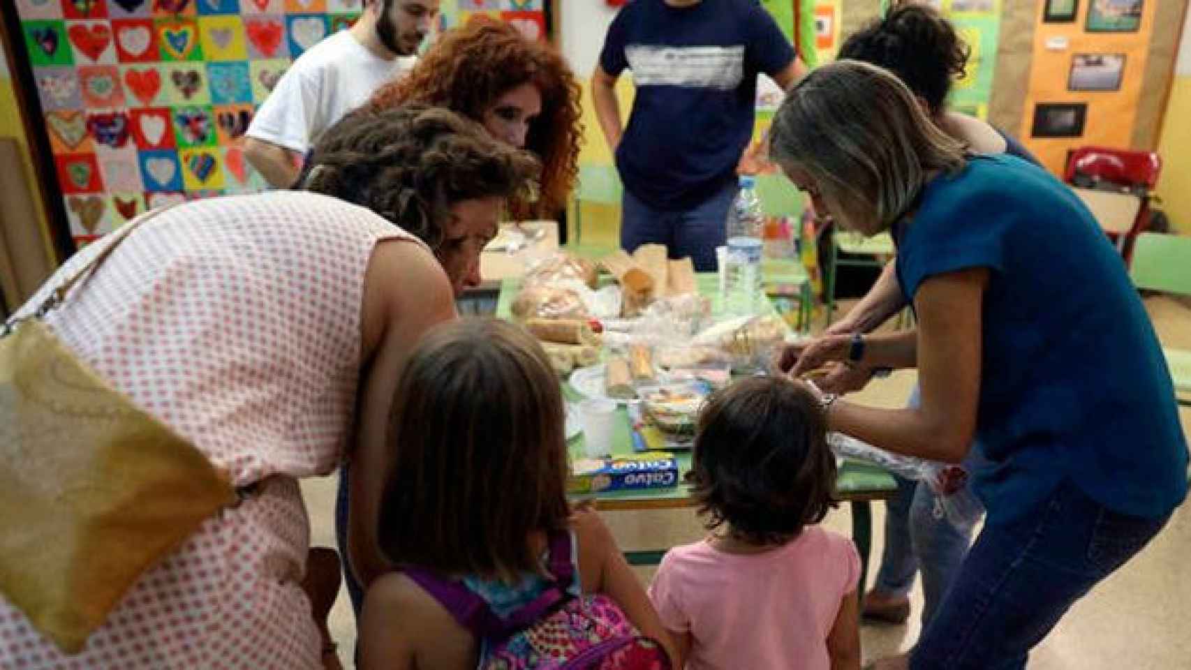 Padres de alumnos en la Escola Diputació de Barcelona ocupan un colegio electoral para el referéndum del 1-O / EFE