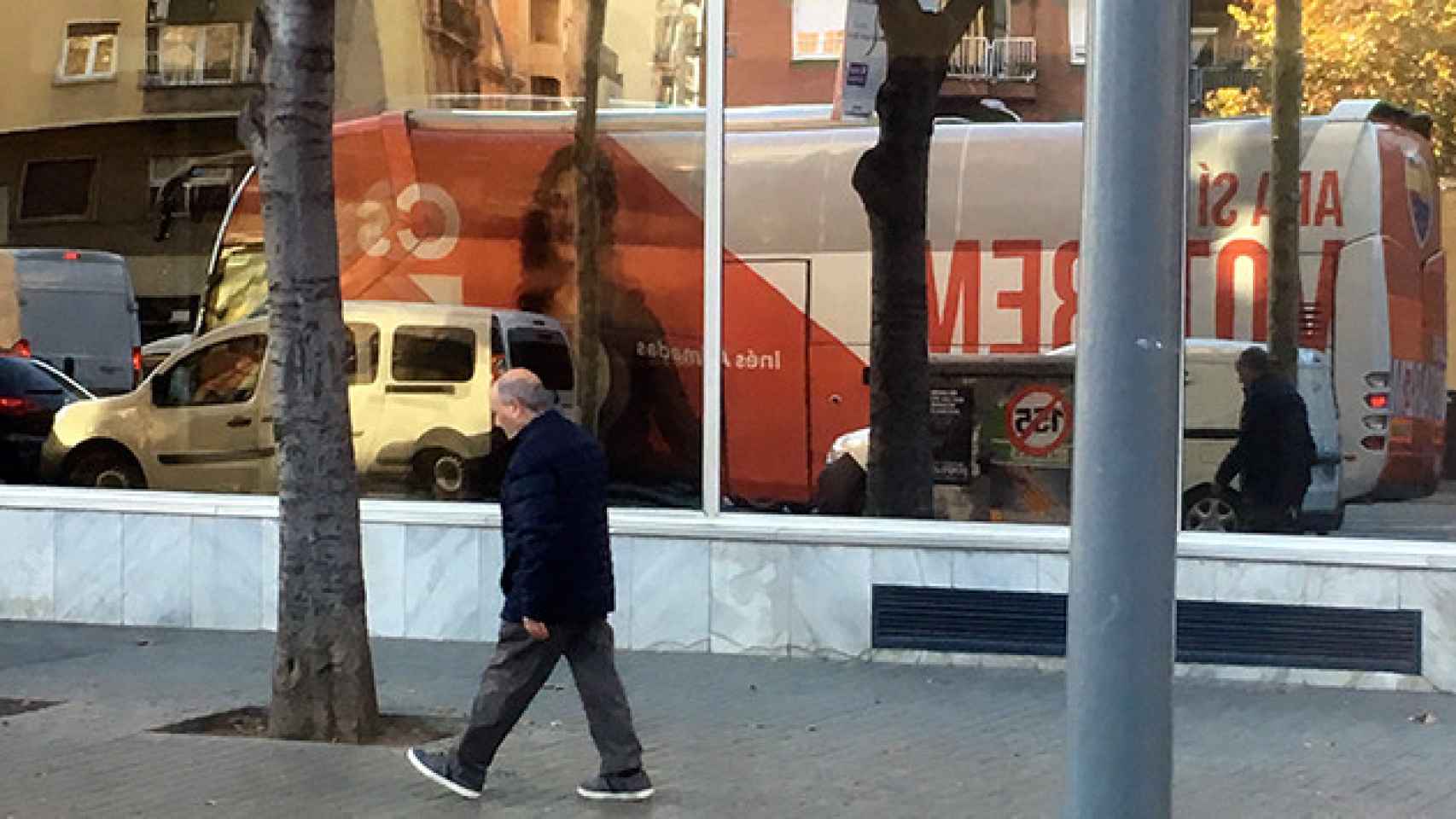 Reflejo del autobús de campaña de Ciudadanos, con Inés Arrimadas, en Barcelona / CG