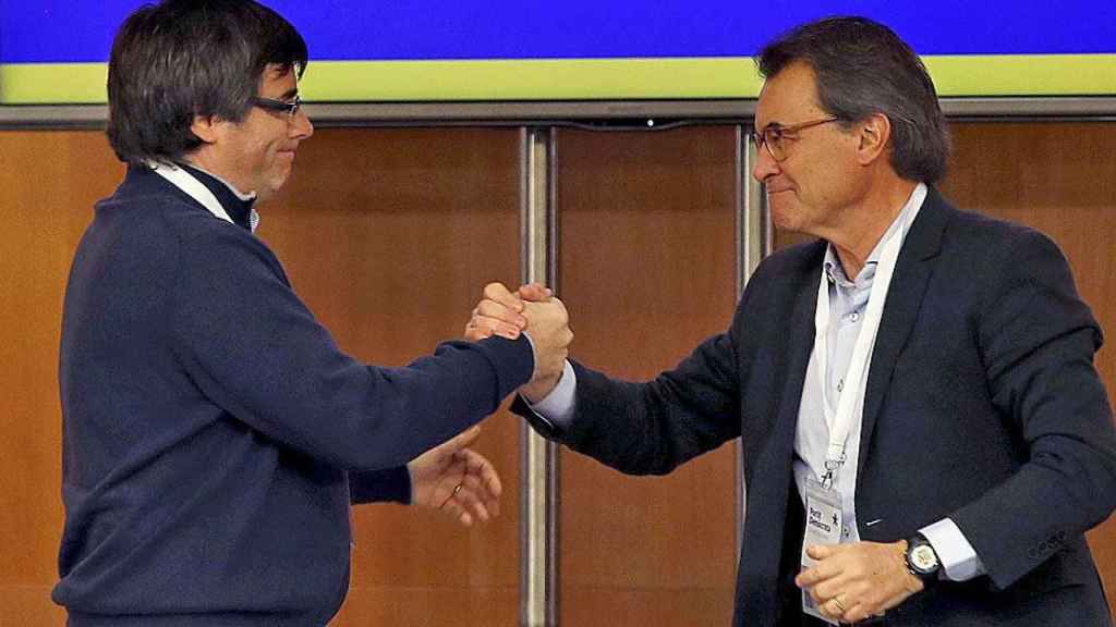 El presidente de la Generalitat, Carles Puigdemont, y el expresidente Artur Mas, en un acto del PDECat / EFE