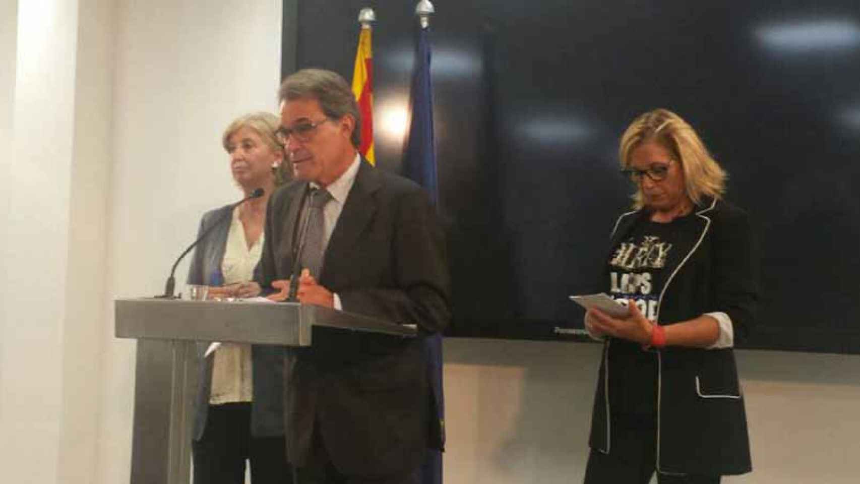 Artur Mas, junto a Joana Ortega (derecha) e Irene Rigau, tras conocer la petición de inhabilitación de la Fiscalía por la consulta del 9N / CG