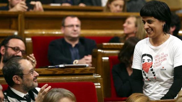 Anna Gabriel regresa a su escaño tras la única intervención que ha realizado en el pleno de investidura