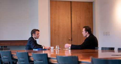 El presidente de Francia, Emmanuel Macron, y Elon Musk hablan sobre transparencia y moderación de contenido en Twitter en un encuentro ocurrido en Nueva Orleans (EEUU) / PRESIDENCIA DE FRANCIA