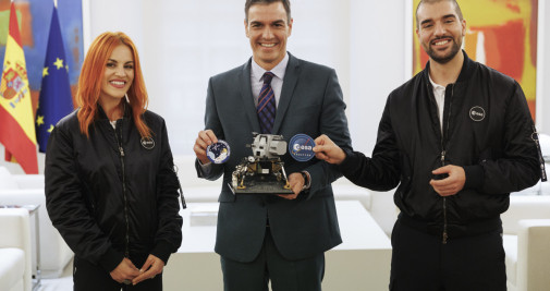 Pedro Sánchez (c), recibiendo a los astronautas españoles de la Agencia Espacial Europea (ESA) Pablo Álvarez y Sara García en La Moncloa / EFE - Sergio Péreze