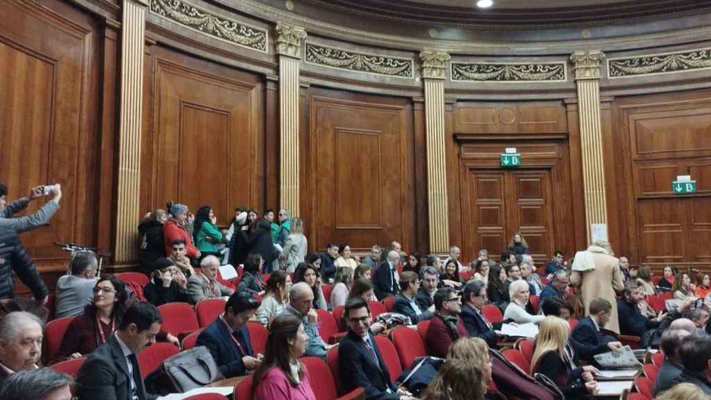 Activistas de la PAH irrumpen en un acto del Colegio de Abogados de Barcelona - CG