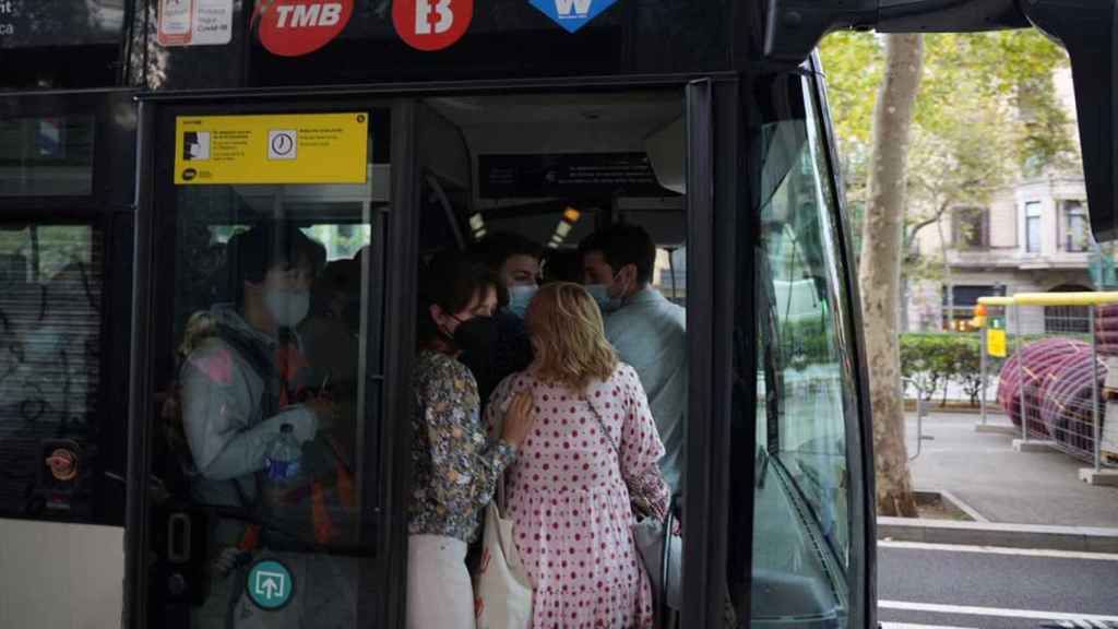 Un bus de TMB de Barcelona con aglomeración de personas