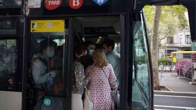 Un bus de TMB de Barcelona con aglomeración de personas por la huelga / LUIS MIGUEL AÑÓN (CG)