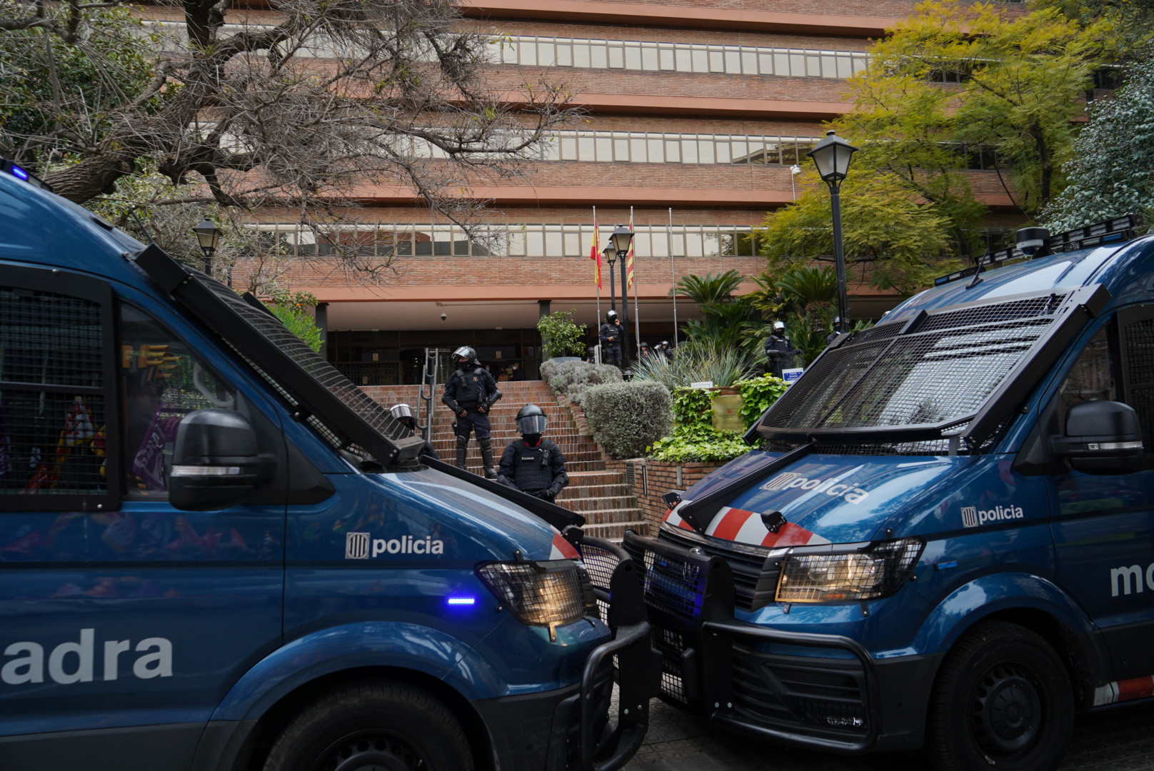 Los Mossos d'Esquadra en la puerta de la Conselleria de Educación, donde protestan profesores contra Cambray / CG