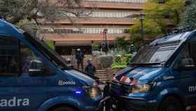 Los Mossos d'Esquadra en la puerta de la Conselleria de Educación, donde protestan profesores contra Cambray / CG