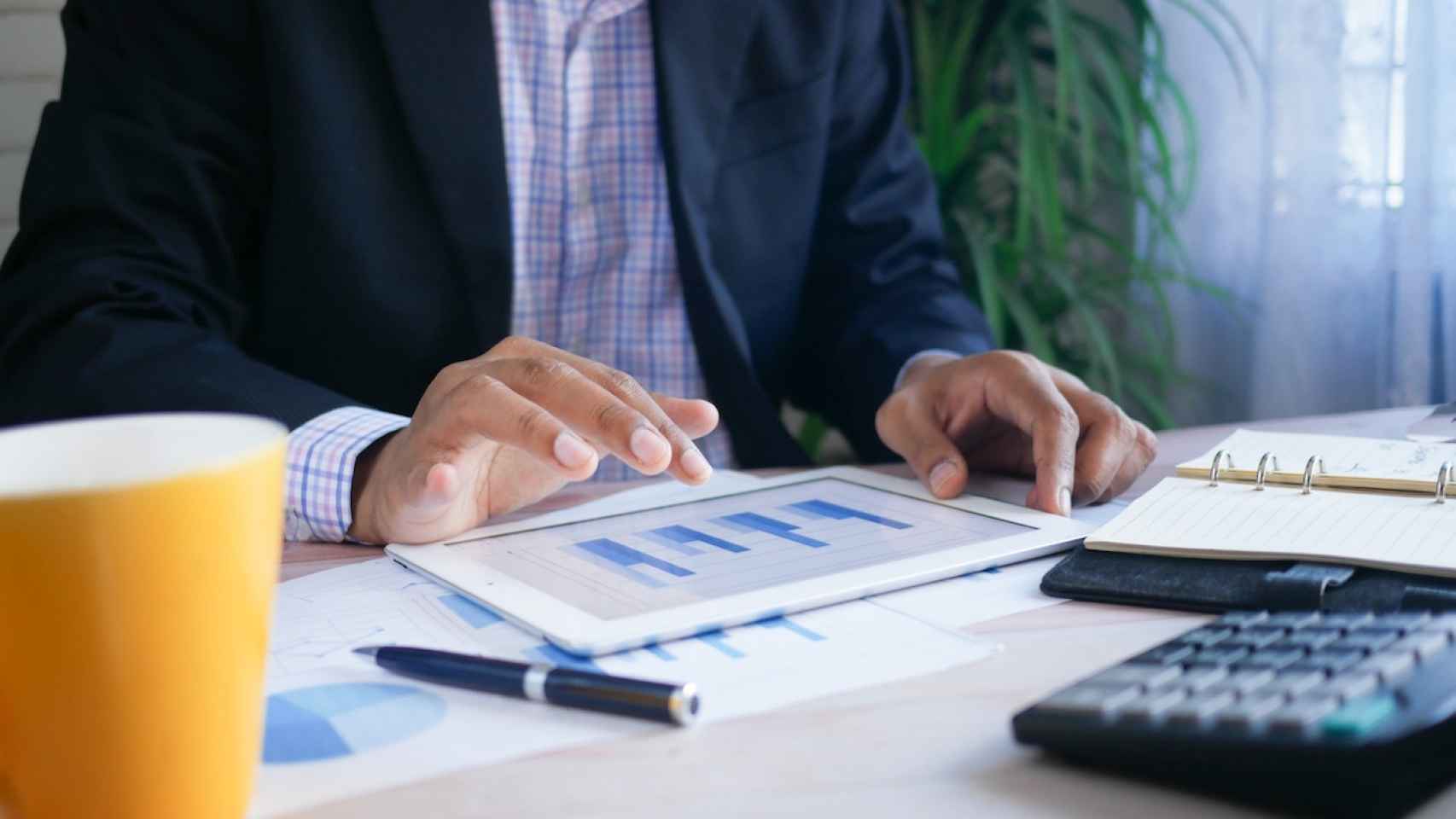 Hombre con una tablet haciendo cálculos