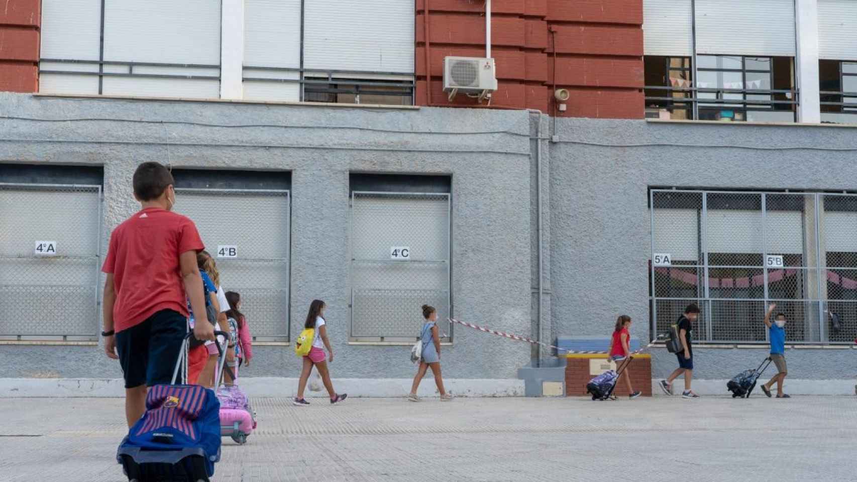 Un grupo de alumnos entra en fila al colegio para evitar el riesgo de contagio por Covid / EP