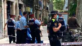 Efectivos de Mossos y Guardia Urbana ante el domicilio de Gloria Oriana en el Raval tras el crimen / CG