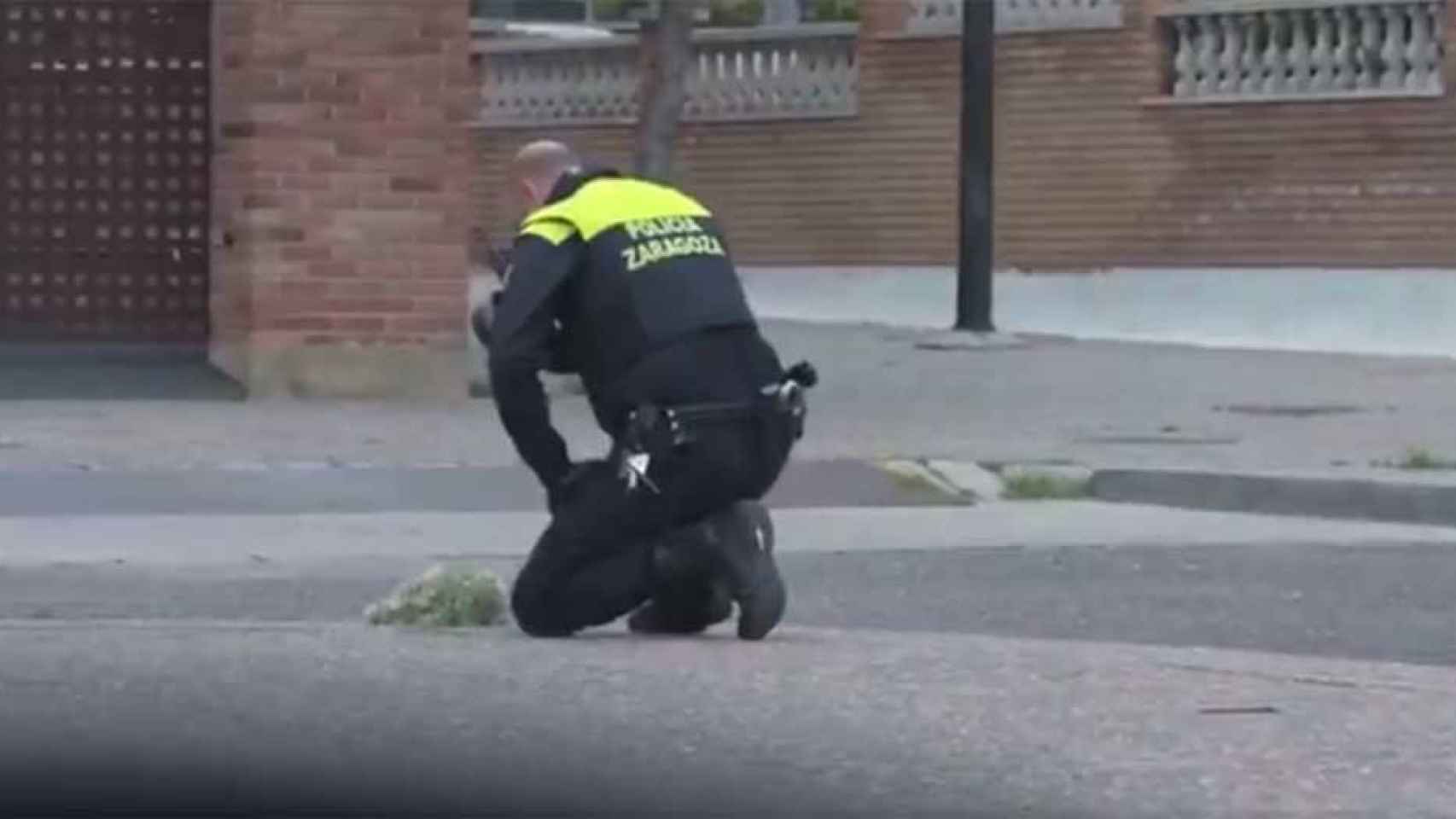 Policía local de Zaragoza dedicando un minuto de silencio a los fallecidos por coronavirus / TWITTER