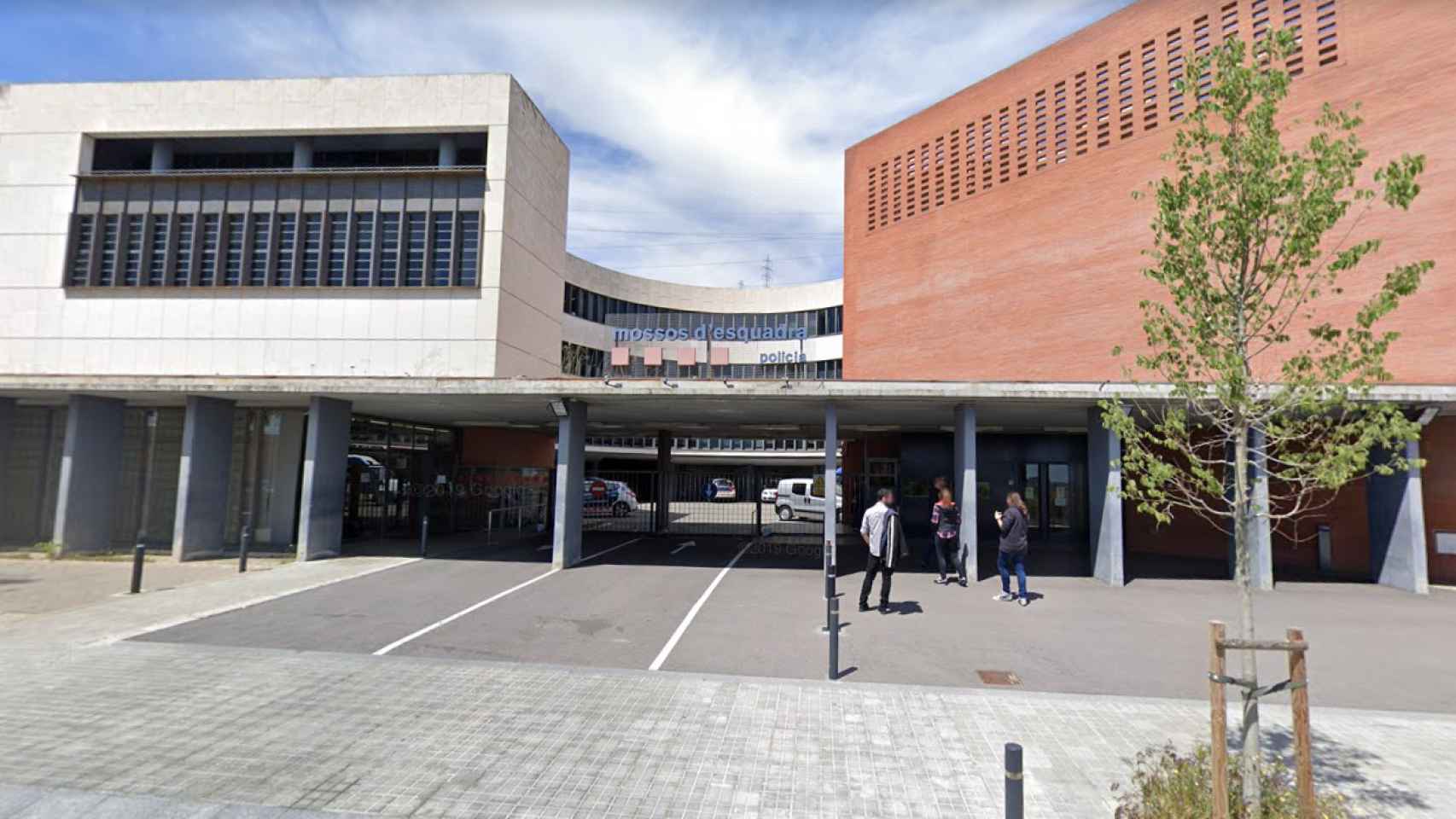 Exterior de la comisaría de Nou Barris, donde el joven ha amenazado a una mujer con un cuchillo / GOOGLE MAPS