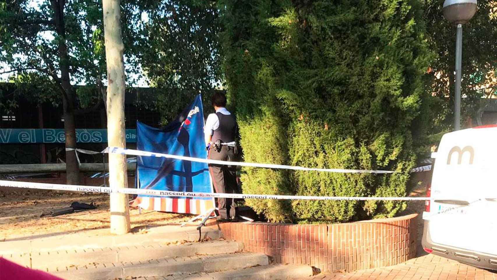 Imagen de los Mossos d'Esquadra en el levantamiento de cadáver del hombre en la Rambla Prim / CG