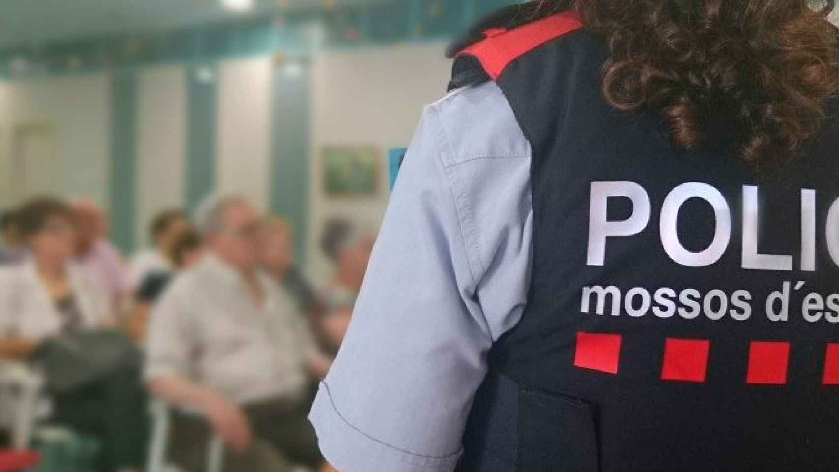 Una agente de los Mossos en una charla dirigida a personas mayores / GENCAT