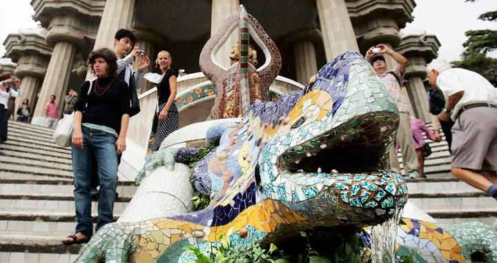 Turistas en el Parque Güell de Barcelona, uno de los monumentos más conocidos del arquitecto / CG