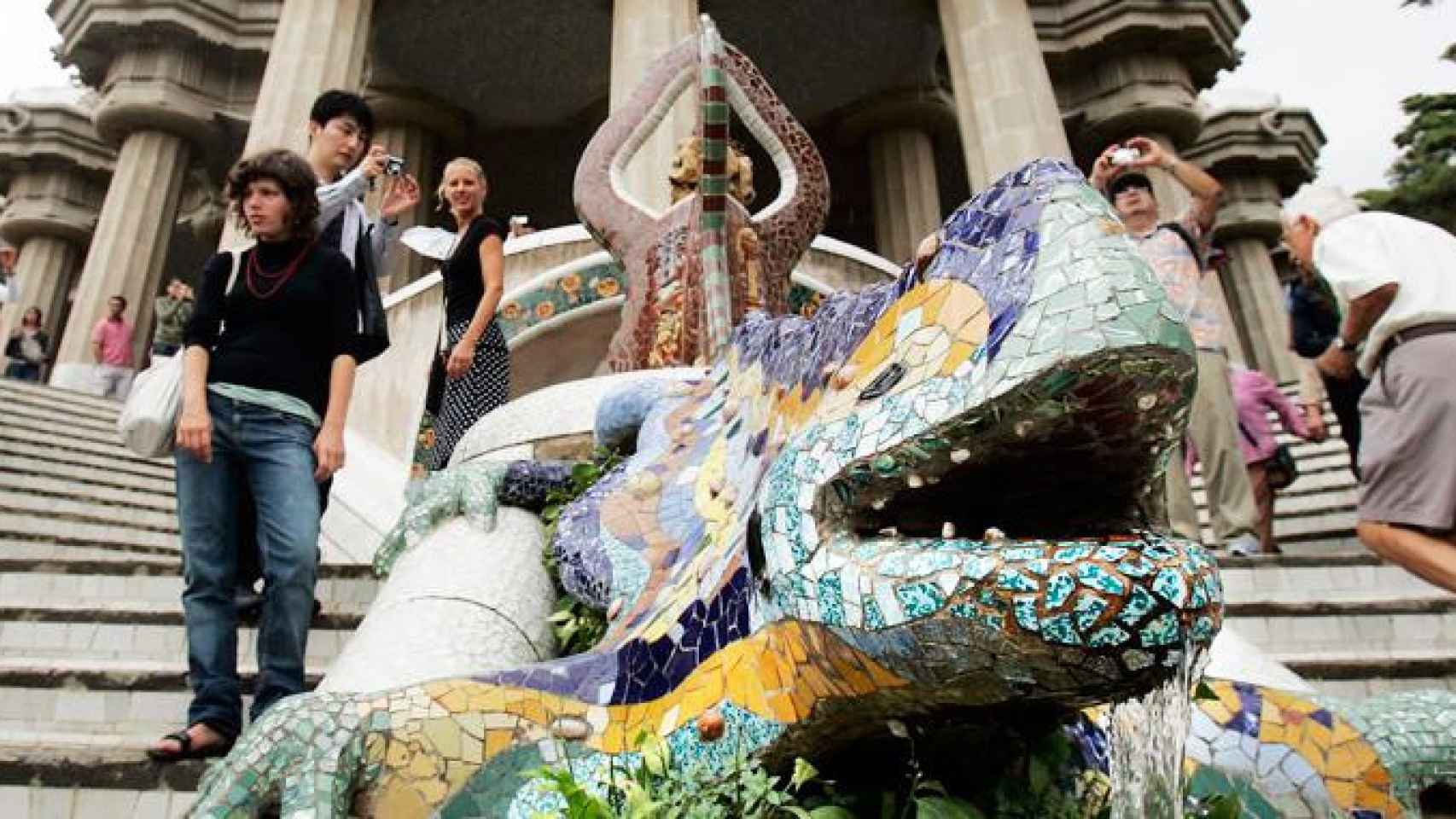 Turistas en el Parque Güell de Barcelona, uno de los monumentos más conocidos del arquitecto / CG