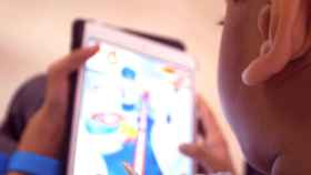 Videojuegos: un niño jugando a un videojuego con una tablet