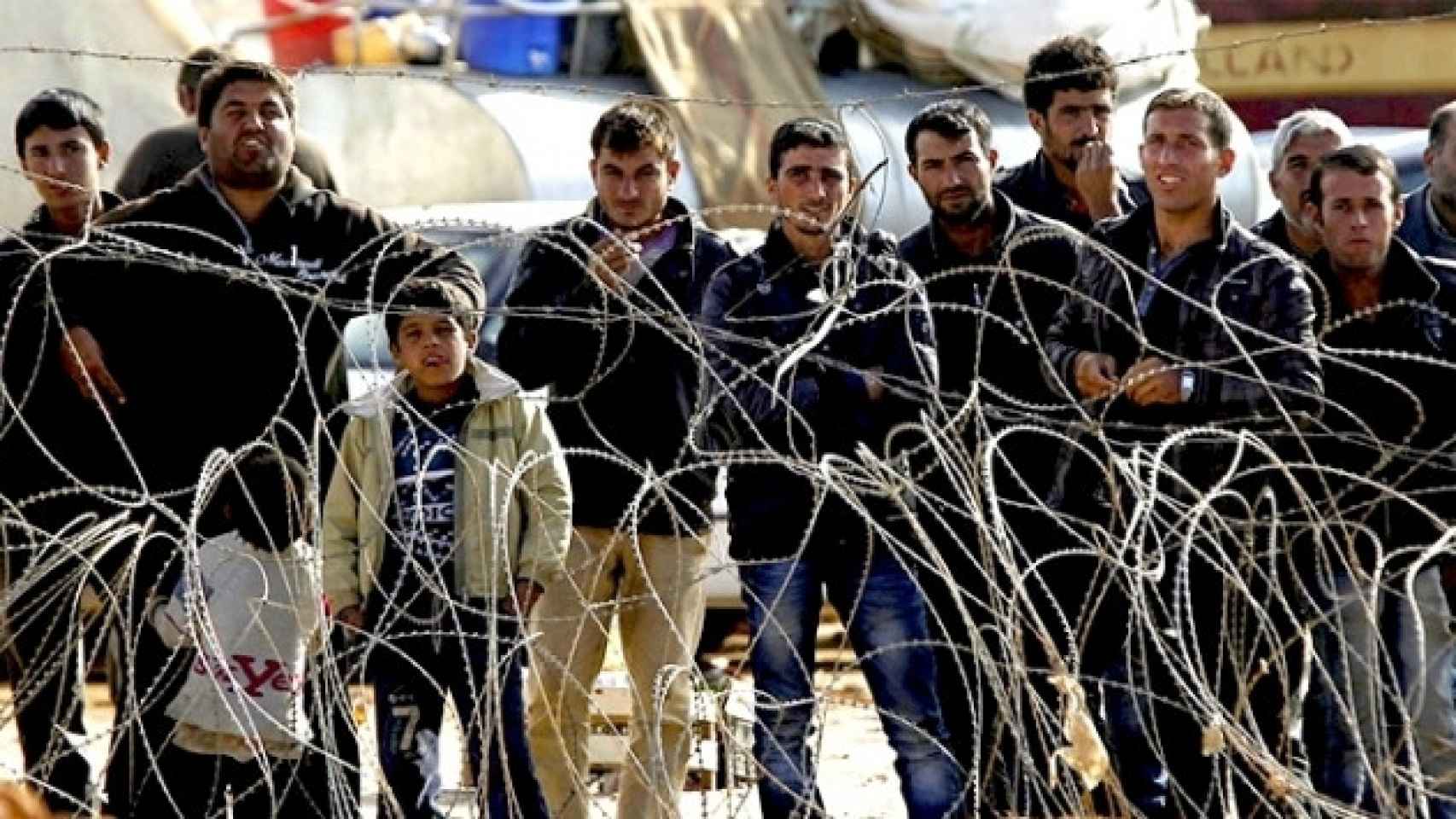 Refugiados sirios cerca de la frontera con Turquía / EFE