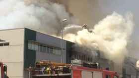 Imagen del incendio en una nave industrial de Cervelló (Barcelona) / CG