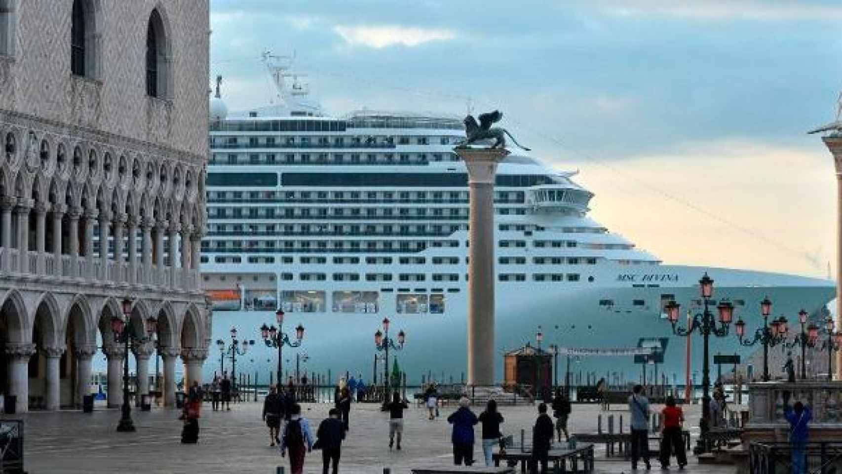 Vista desde la plaza de San Marcos de Venecia (Italia) de un gran crucero de lujo / CG