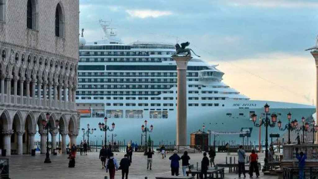 Vista desde la plaza de San Marcos de Venecia (Italia) de un gran crucero de lujo / CG