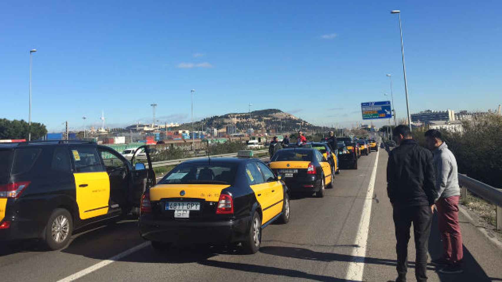 Aspecto de la Ronda Litoral de Barcelona durante la protesta de taxistas del 16 de enero / CG