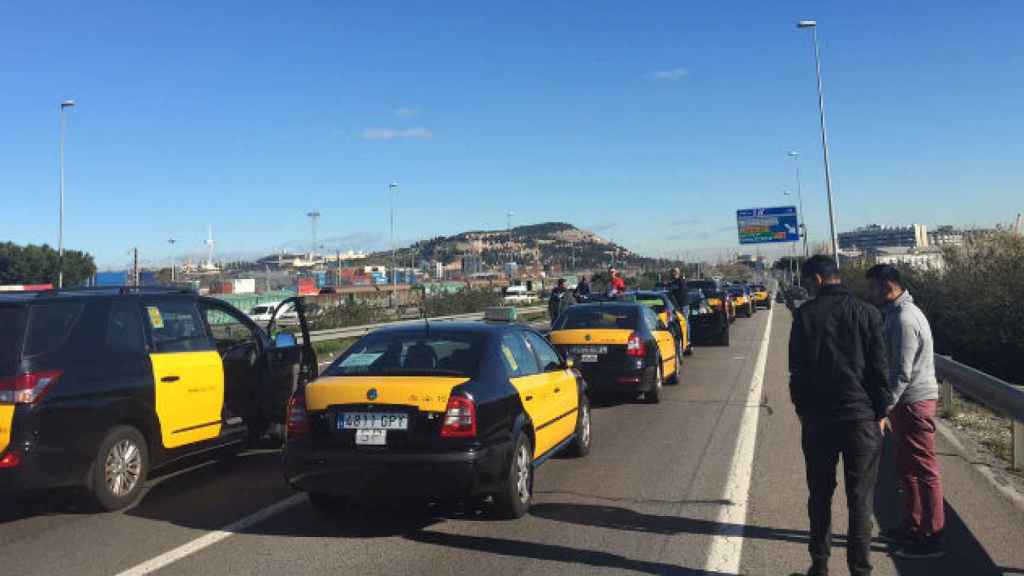 Aspecto de la Ronda Litoral de Barcelona durante la protesta de taxistas del 16 de enero / CG