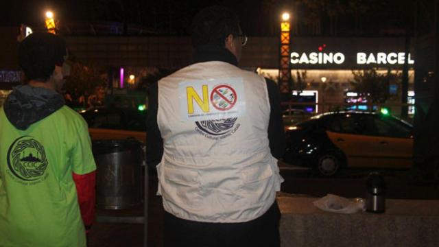 Dos de los activistas del Centro Islámico Catalán, en el Puerto Olímpico de Barcelona / CG