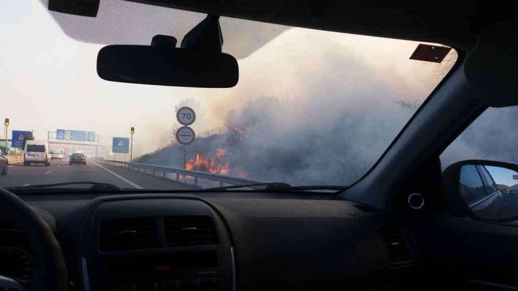 El fuego, próximo a la AP-7 en La Jonquera.