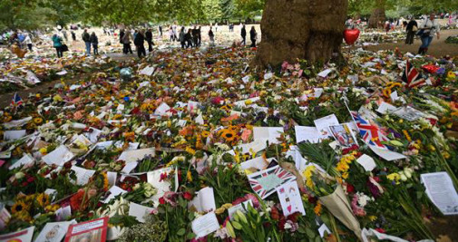 Tributos florales a la reina en el Palacio de Buckingham / ANDY RAIN - EFE