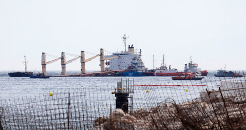 Vista del buque OS 35, varado al Este de Gibraltar tras la colisión que sufrió el lunes / EFE - A.Carrasco Ragel