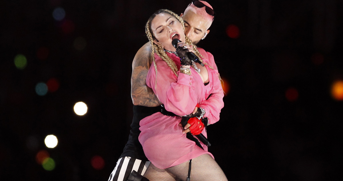 El cantante colombiano Maluma (d) canta hoy 30 de abril durante su concierto Medallo en el mapa en Medellín (Colombia) junto a la cantante Madonna (i) / EFE